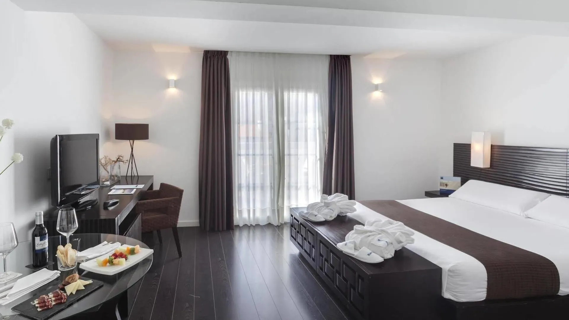 Hotel Occidental Santa Cruz Contemporáneo